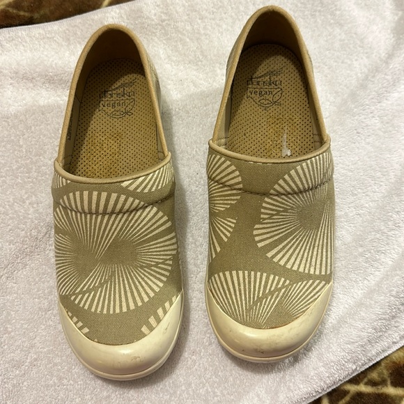 DANSCO - Calling all Nurses☺️. EU sz41. Fits like a Us Sz 9.5. - Picture 2 of 13